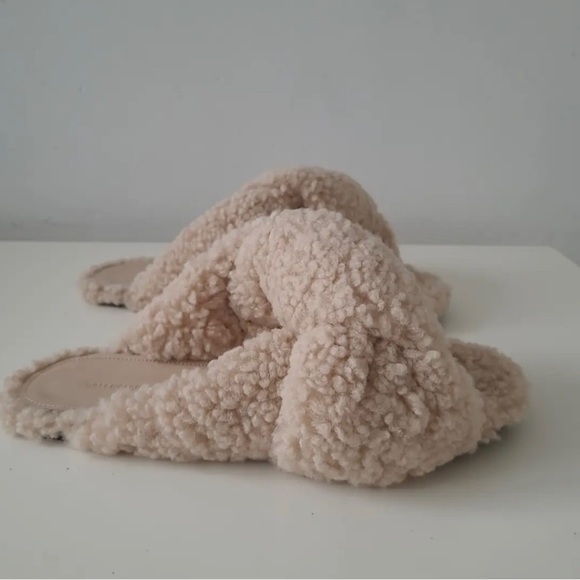 Balenciaga Shearling Slides Neutrals Women’s EU 35/ US 5. $800 New no box. - Picture 1 of 7